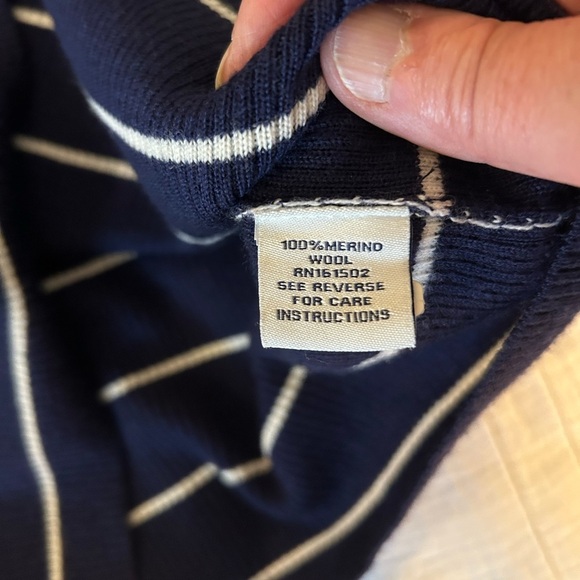 Guideboat Co. NYC  100% Merino Wool Knit Lightweight Turtleneck. Size Medium. - Picture 7 of 9